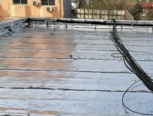 东丽卫生间漏水维修公司分享下东丽屋面楼顶防水刚性防水层施工要点。